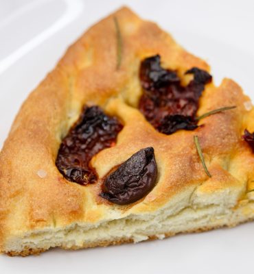 Focaccia sa sušenim paradajzom, crnim maslinama i ružmarinom