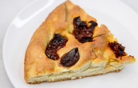 Focaccia sa sušenim paradajzom, crnim maslinama i ružmarinom