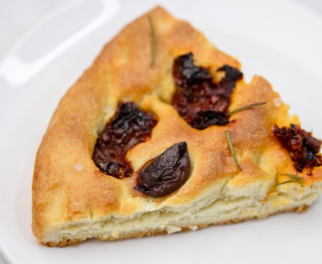 Focaccia sa sušenim paradajzom, crnim maslinama i ružmarinom