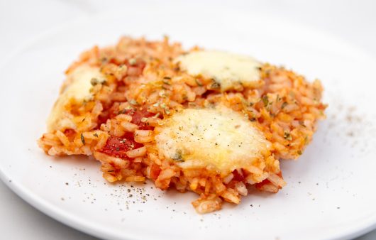 Riža u umaku od paradajza, origana i bijelog luka