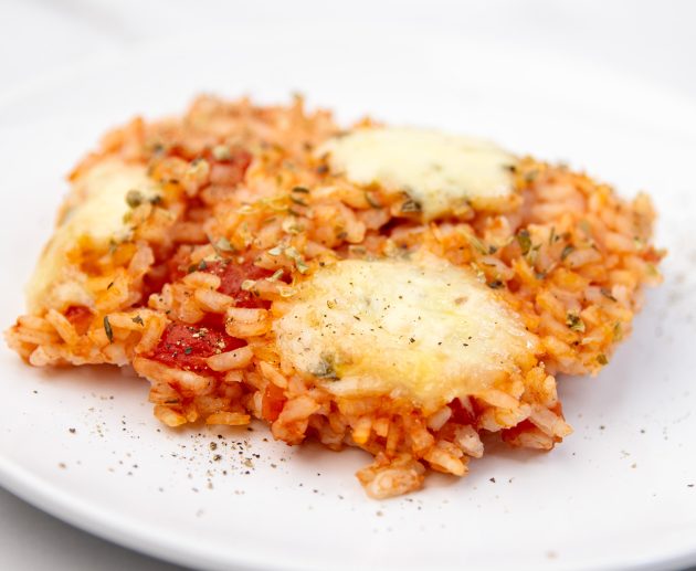 Riža u umaku od paradajza, origana i bijelog luka