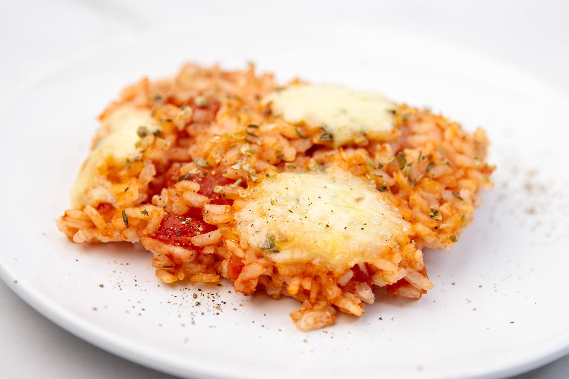 Riža u umaku od paradajza, origana i bijelog luka