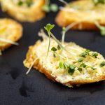 Hljeb sa bijelim lukom iz friteze na vrući zrak