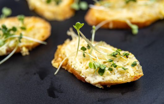 Hljeb sa bijelim lukom iz friteze na vrući zrak