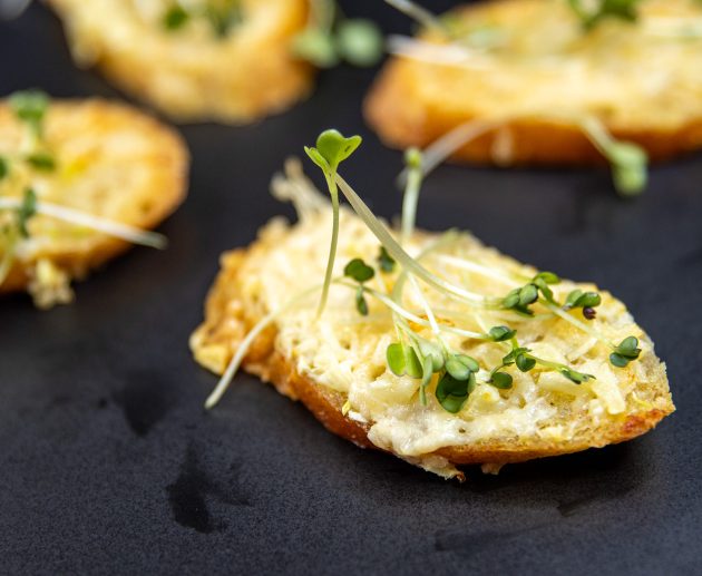 Hljeb sa bijelim lukom iz friteze na vrući zrak