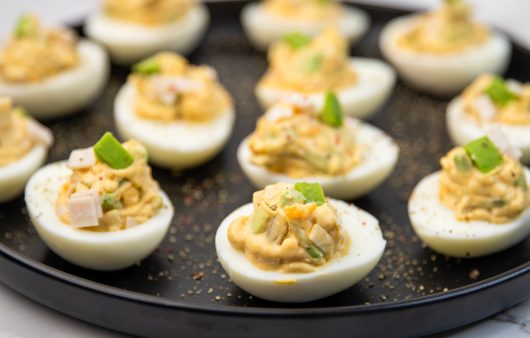 Jaja punjena majonezom, šunkom i avokadom