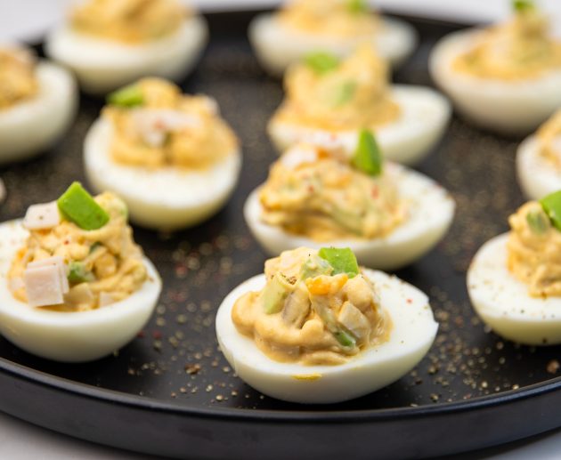 Jaja punjena majonezom, šunkom i avokadom