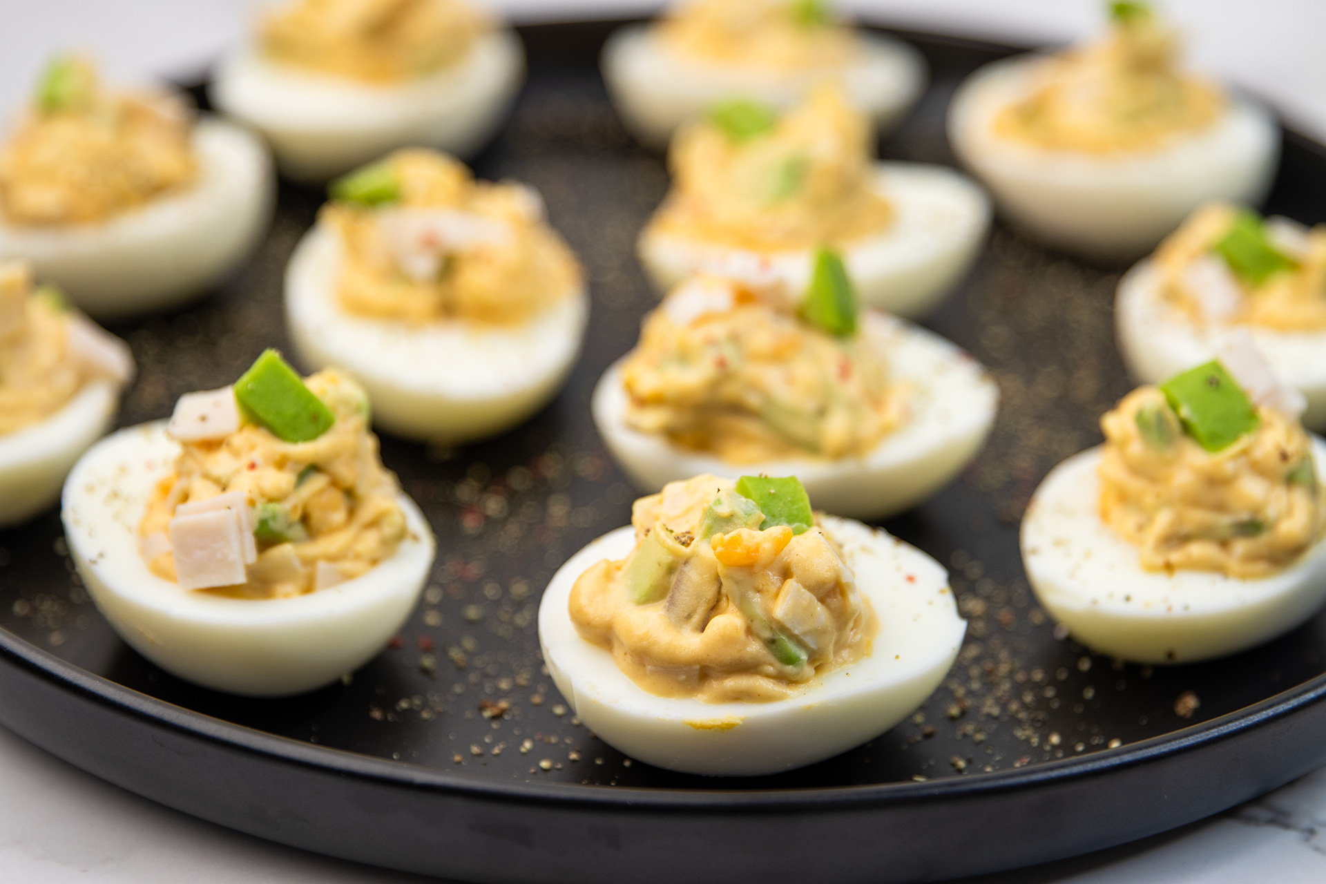 Jaja punjena majonezom, šunkom i avokadom