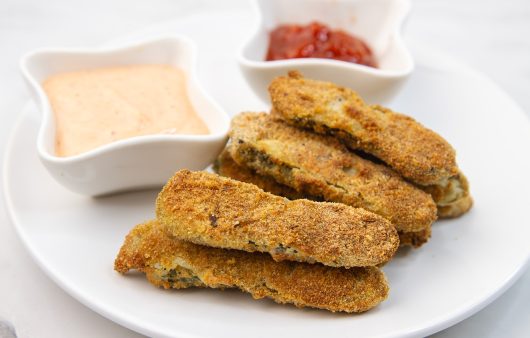 Pohovani kiseli krastavci iz friteze na vrući zrak
