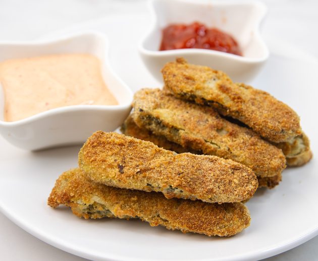 Pohovani kiseli krastavci iz friteze na vrući zrak