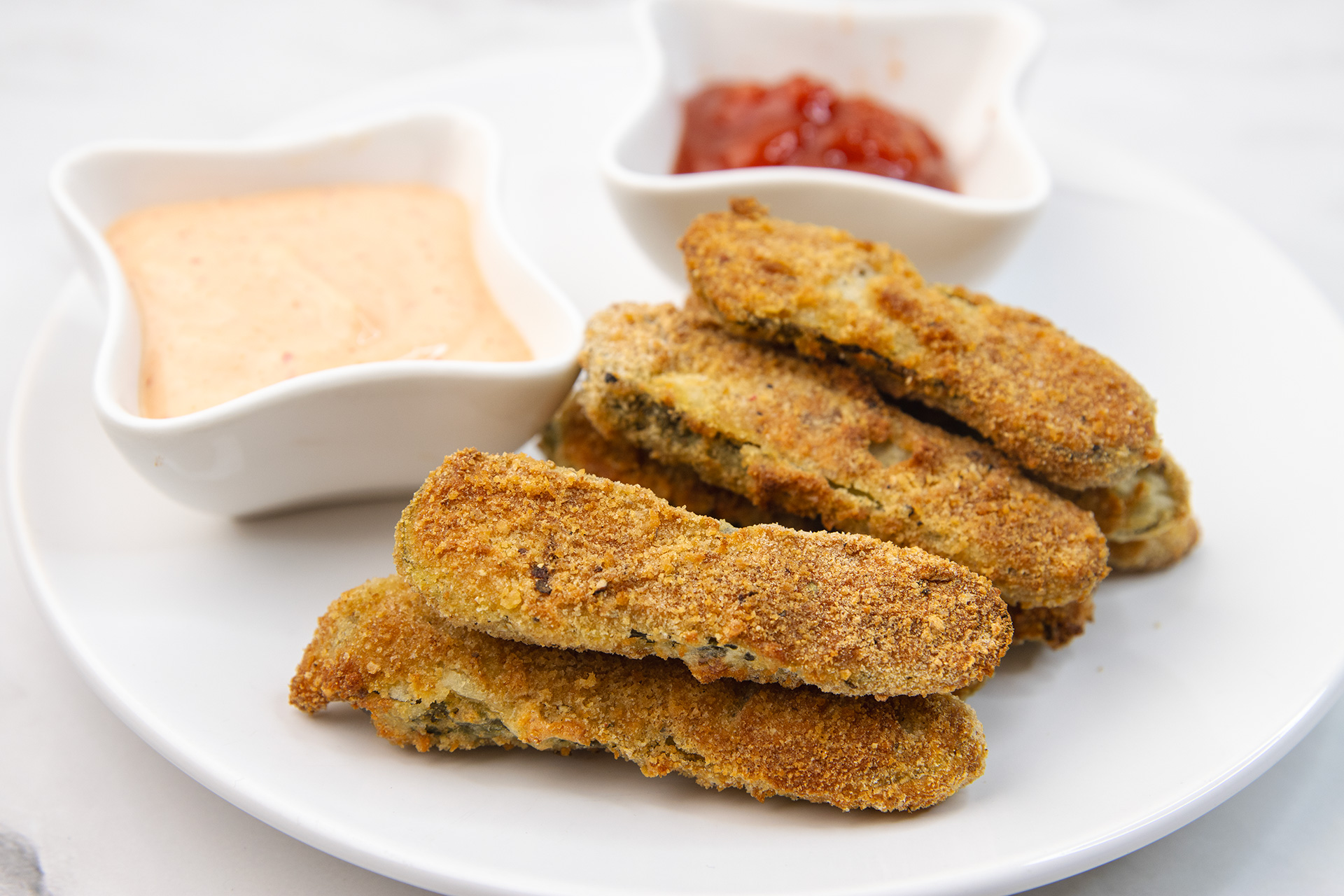 Pohovani kiseli krastavci iz friteze na vrući zrak