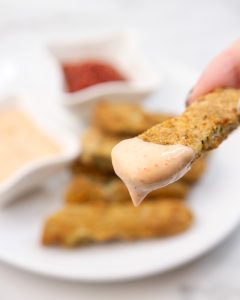 Pohovani kiseli krastavci iz friteze na vrući zrak