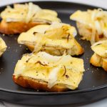 Bruschette sa brie sirom i lukom