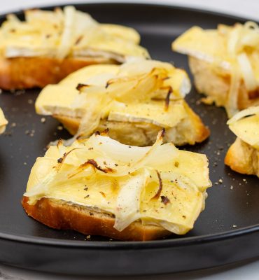 Bruschette sa brie sirom i lukom