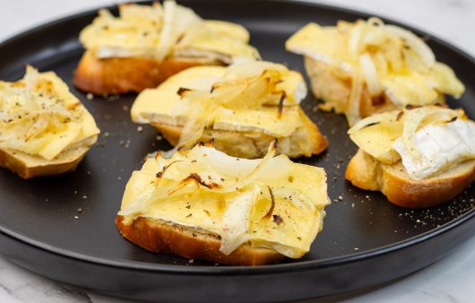 Bruschette sa brie sirom i lukom