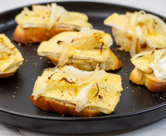 Bruschette sa brie sirom i lukom