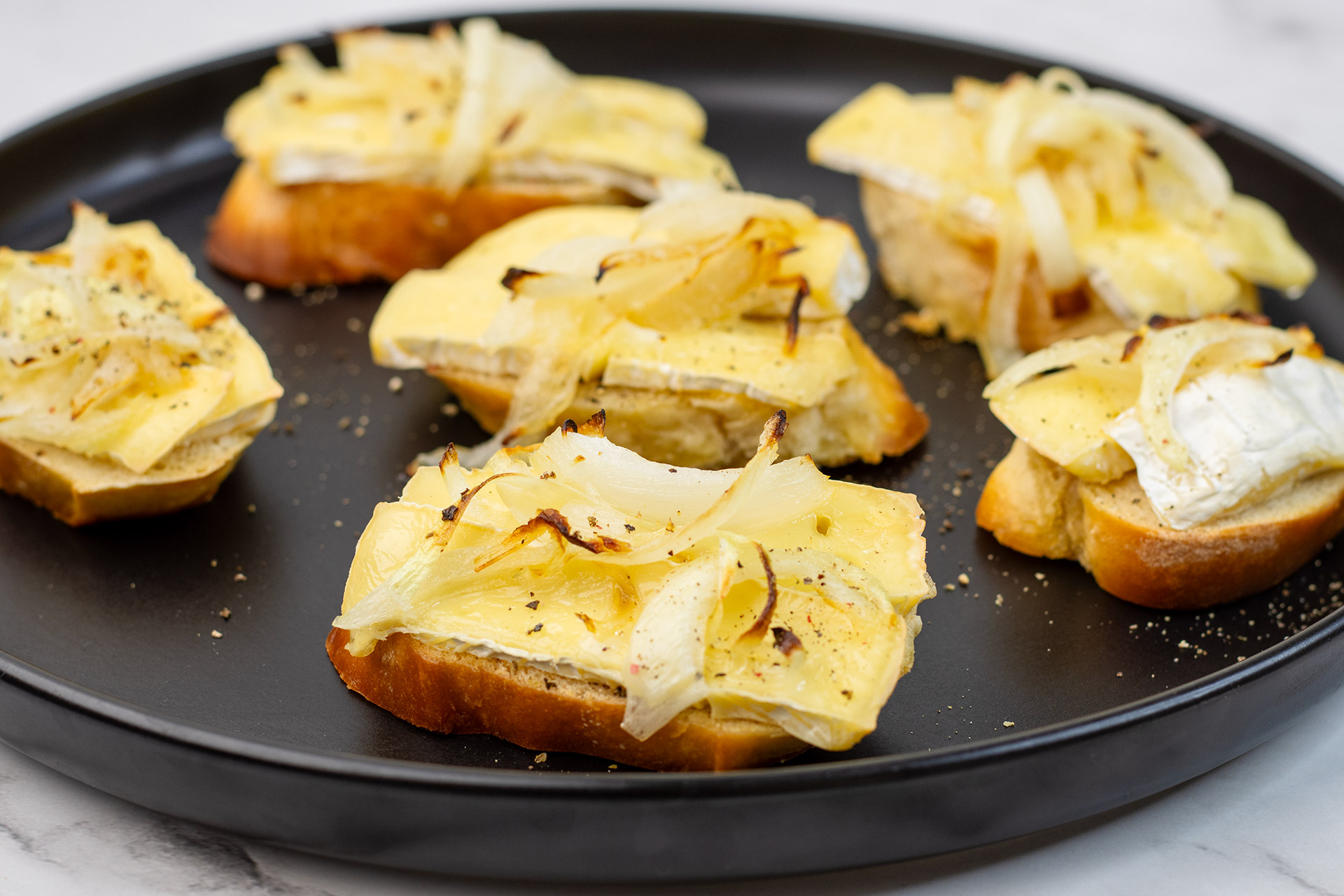 Bruschette sa brie sirom i lukom