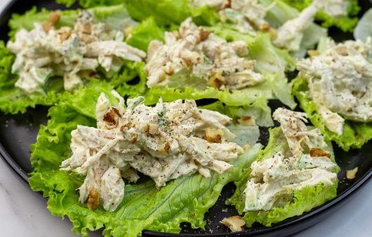 Zelena salata sa piletinom i avokadom