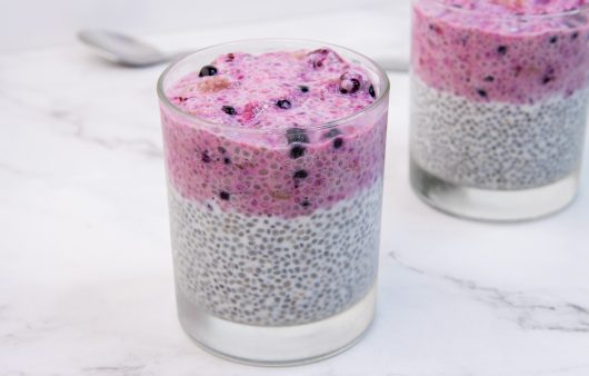 Chia puding sa šumskim voćem