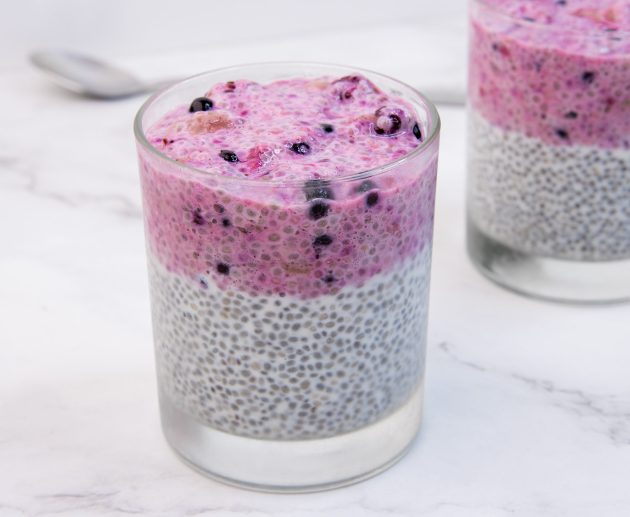 Chia puding sa šumskim voćem