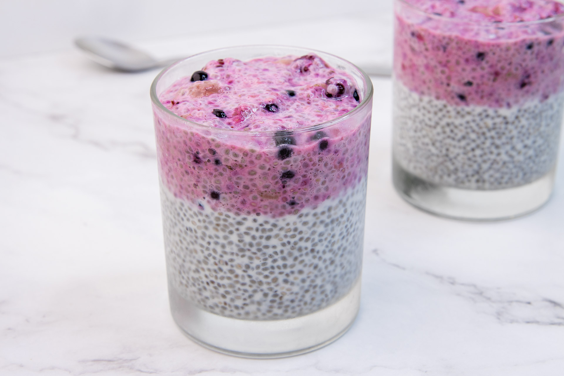 Chia puding sa šumskim voćem